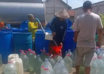 warga mengantre untuk mendapatkan air bersih. DPRD Pati dorong Pemkab segera petawan wilayah rawan. (Red – Lingkar.news)