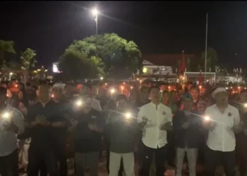 aksi doa bersama warga Pati yang juga dihadiri anggota DPRD Pati sebagai upaya menjaga kondusivitas daerah. (Arif – Lingkar.news)