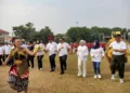 Ketua DPRD Pati Ali Badrudin bersama Plt Bupati Pati Risma Ardhi Chandra ikut menari dengan 1.000 pelajar di Alun-Alun Simpang Lima Pati, Minggu (23/8/2026). (Arif – Lingkar.news)