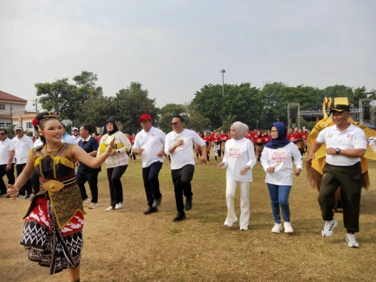 Aksi Ali Badrudin Bersama 1.000 Penari di Pati: Dorong Seni Tradisional 1 Ketua DPRD Pati Ali Badrudin bersama Plt Bupati Pati Risma Ardhi Chandra ikut menari dengan 1.000 pelajar di Alun-Alun Simpang Lima Pati, Minggu (23/8/2026). (Arif – Lingkar.news)