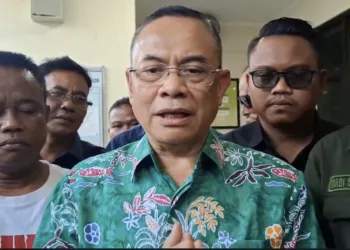 Bupati Pati Nonaktif Sudewo dimintai keterangan awak media. (Rizky S – Lingkar.news)