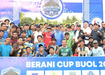 Gubernur Sulteng Anwar Hafid (tengah) menghadiri pembukaan ajang Berani Cup Buol 2026 di Lapangan Lasaripi, Desa Lamadong Satu, Kecamatan Momunu, Selasa (25/8/2026). (Lingkar.news Network)