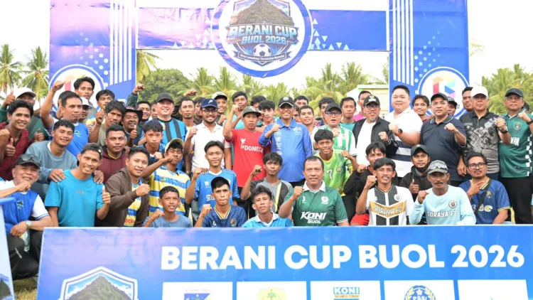 Gubernur Sulteng Anwar Hafid (tengah) menghadiri pembukaan ajang Berani Cup Buol 2026 di Lapangan Lasaripi, Desa Lamadong Satu, Kecamatan Momunu, Selasa (25/8/2026). (Lingkar.news Network)