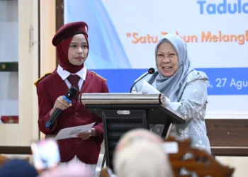 Wakil Gubernur Sulawesi Tengah, Reny A. Lamadjido, berdialog dengan salah satu siswa SRT 20 Palu, Kamis (27/8/2026). (Lingkar.news Network)
