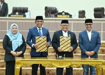 Gubernur Sulawesi Tengah Anwar Hafid bersama Wakil Gubernur Reny A. Lamadjido dan jajaran pimpinan DPRD Sulawesi Tengah, menunjukkan berita acara kesepakatan Perubahan KUA-PPAS 2026, Jumat (28/8/2026). (Lingkar.news Network)