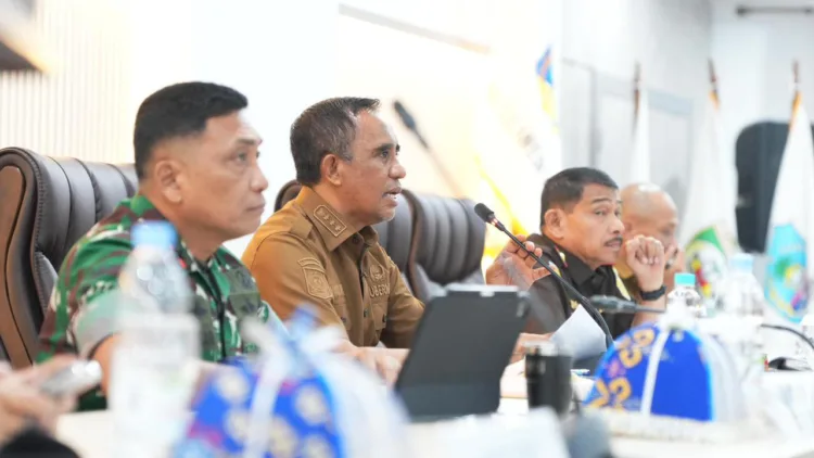 Karhutla Sulteng Potensi Melonjak, Gubernur Anwar Hafid Tekankan Hal Ini 1 Gubernur Sulteng Anwar Hafid memimpin rakor sinergi penanganan karhutla Sulteng di Ruang Rapat Polibu, Kantor Gubernur Sulteng, Senin (31/8/2026). (Lingkar.news Network)