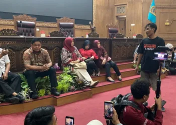 LBH Djoeang Pati mengecam aksi AMPB yang menduduki ruang paripurna DPRD Pati.