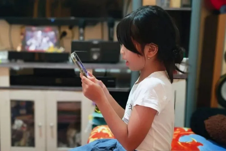 Gangguan Mata Anak Meningkat akibat Gawai, DKK Kudus Minta Orang Tua Batasi Screen Time 1 DKK Kudus menemukan peningkatan kasus gangguan kesehatan mata pada anak akibat gawai, orang tua diimbau membatasi screen time sejak dini.