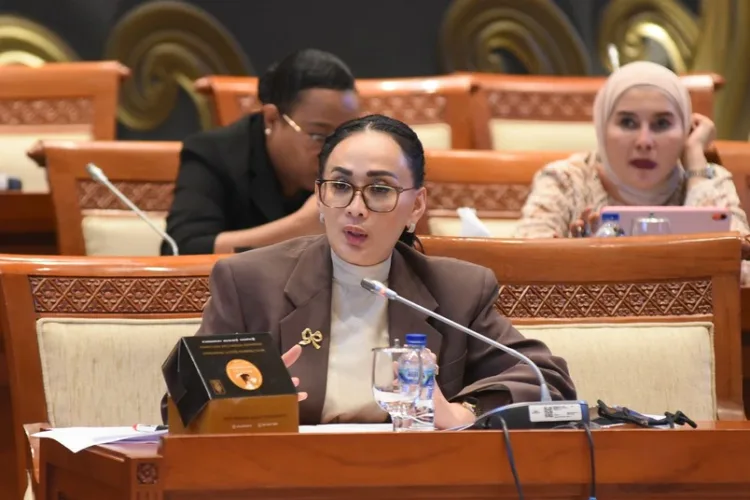 Revisi UU Penyiaran, DPR Usulkan Penambahan Komisioner KPI untuk Awasi Platform Digital dan AI 1 DPR mengusulkan penambahan komisioner KPI dalam revisi UU Penyiaran untuk memperkuat pengawasan platform digital, media sosial, dan AI.