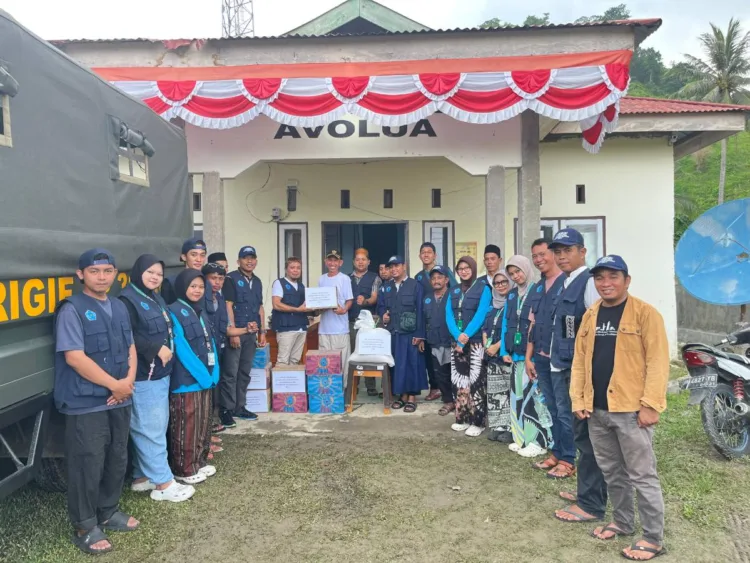 Penyerahan Bantuan sosial KKN ANGKATAN 70 di Posko bencana yg di terima langsung oleh kepala Desa avolua