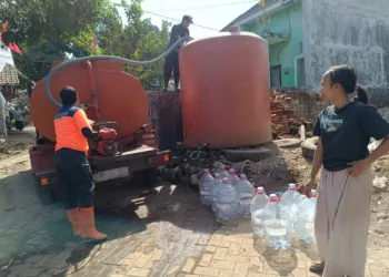 BPBD Jember menyalurkan 5.000 liter air bersih kepada 40 KK di Tegal Gede setelah sumur warga mengering sejak Juli 2026.