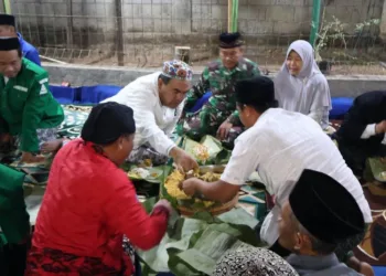 Bupati Blora Arief Rohman ikut makan lesehan dan buntel berkat dengan daun jati dalam Tumpengan Akbar Maulid Nabi di Ponpes Baitul Hikmah.