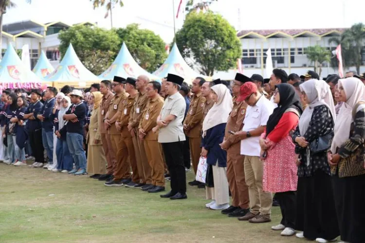 Pendataan Desil 2 Capai 85 Persen, Gus Fawait Apresiasi Ribuan Mahasiswa KKN di Jember 1 Bupati Jember Gus Fawait mengapresiasi ribuan mahasiswa KKN Kolaboratif ke-5 yang membantu pendataan Desil 2 hingga mencapai 85 persen.