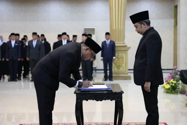 Akselerasi Kinerja Pemkab Jember, Gus Fawait Rotasi Pejabat JPTP dan Administrator 1 Bupati Jember Gus Fawait merotasi pejabat JPTP dan administrator untuk mempercepat kinerja Pemkab Jember serta pencapaian target RPJMD.