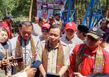 Bupati Jember Muhammad Fawait meresmikan jembatan gantung bantuan PSMTI di Jelbuk, akkses warga dua dusun kembali terhubung.