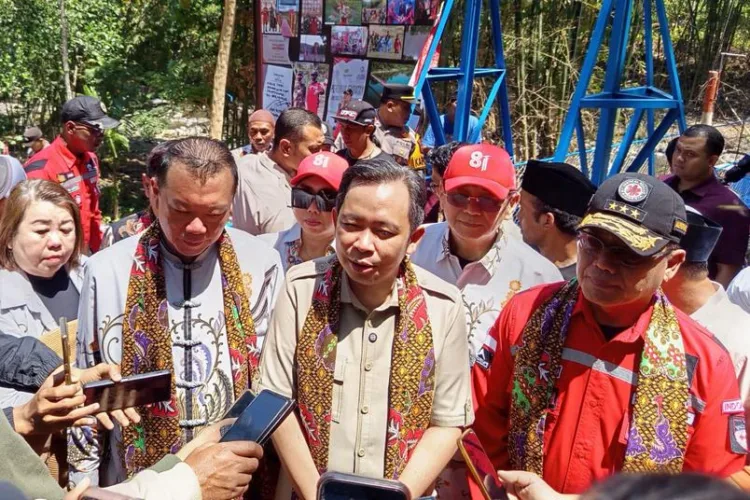 Bupati Jember Muhammad Fawait meresmikan jembatan gantung bantuan PSMTI di Jelbuk, akkses warga dua dusun kembali terhubung.