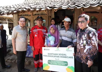 Eks Kepala Staf Kepresidenan AM Putranto mengapresiasi program Homecare Bupati Jember Gus Fawait yang memberikan layanan kesehatan lansia secara gratis.