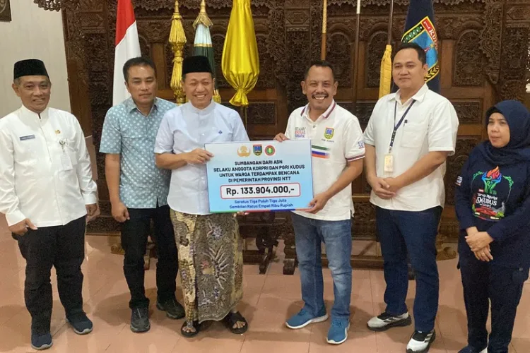 ASN dan Guru di Kudus Galang Donasi Rp133,9 Juta untuk Korban Gempa NTT 1 ASN dan guru di Kudus menghimpun donasi Rp133,9 juta untuk korban gempa NTT.