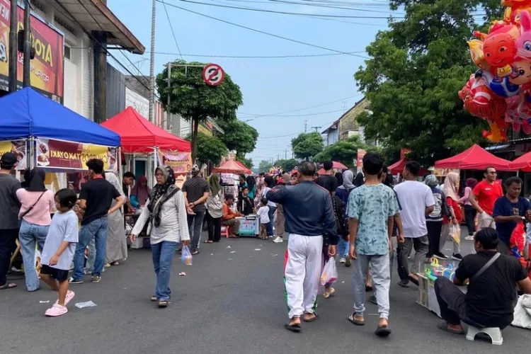 Aturan CFD Kudus Diperketat, PKL Mangkir 3 Kali Berturut-turut Terancam Dicoret 1 Pemkab Kudus memperketat aturan PKL CFD, pedagang yang mangkir tiga kali berturut-turut tanpa izin terancam dicoret dan lapaknya ditarik.