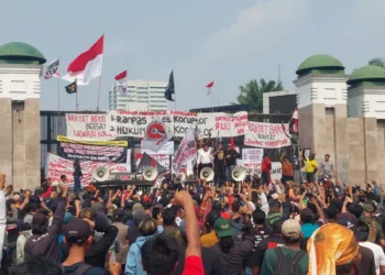 Demo di depan DPR 27 Agustus 2026 diikuti AMPB, AMDB, GERAM, dan RMP4 dengan tuntutan berbeda, dari RUU Perampasan Aset hingga penolakan MBG.