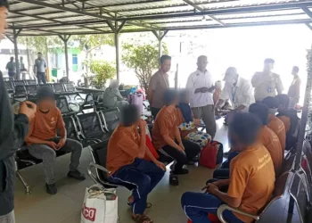 Ketibaan 8 PMI Deportasi di Pelabuhan Nusantara Pare-Pare