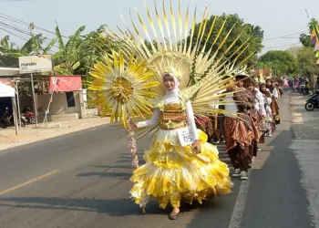 SMPN 1 Sulang Rembang menggelar Eco-Carnival HUT ke-81 RI, siswa tampil kreatif mengenakan kostum daur ulang.