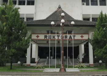 KPK menyegel ruang rektor dan wakil rektor Unsoed setelah OTT terkait dugaan penerimaan uang dalam penerimaan mahasiswa baru.