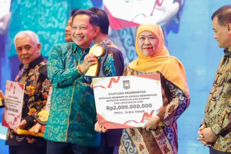 Jatim Jadi Provinsi Terbaik Pengolahan Sampah 2026, Dapat Bantuan Rp2 Miliar 1 Jawa Timur menjadi provinsi terbaik pengolahan sampah dan lingkungan asri 2026 dengan capaian pengelolaan sampah 52,7 persen.