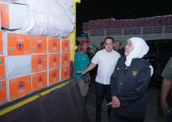 Gubernur Jatim Khofifah mengirim tim SAR, tenaga kesehatan, dan 8,4 ton bantuan logistik senilai Rp985,8 juta dari Jawa Timur untuk korban gempa NTT.