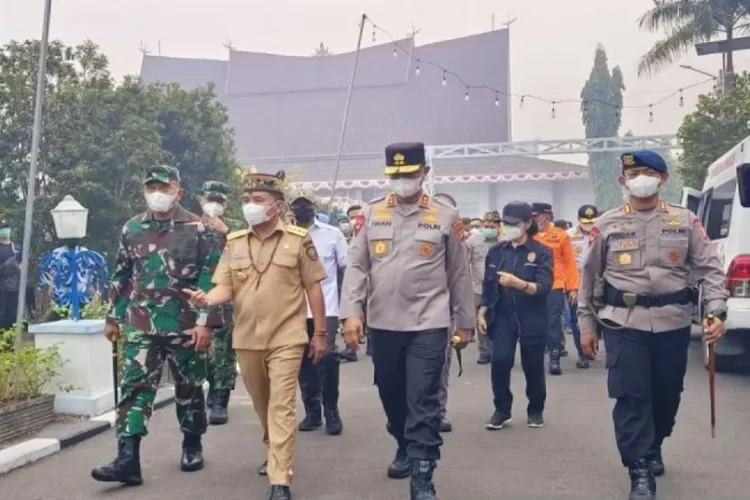 2.000 ASN Kalteng Dikerahkan Tangani Karhutla, Gubernur: Jangan Saling Menyalahkan 1 Pemprov Kalteng mengerahkan lebih dari 2.000 ASN lintas OPD bersama TNI-Polri untuk memperkuat penanganan karhutla.