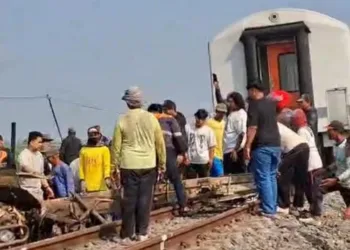 KA Ambarawa Ekspres relasi Surabaya Pasarturi-Semarang Poncol tertemper truk di perlintasan sebidang Blora.