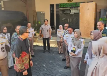 Kepala Barantin Abdul Kadir Karding meninjau layanan karantina Bandara Juanda dan mendorong pengawasan komoditas yang ketat, cepat, serta efisien.