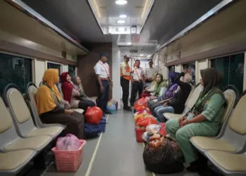 Kereta Petani dan Pedagang KAI melayani 35 ribu lebih pelanggan dengan tarif terjangkau untuk mendukung aktivitas ekonomi masyarakat.