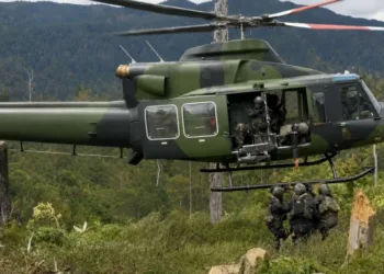 Koops TNI Habema mengevakuasi warga di Distrik Ugimba, Intan Jaya, Papua Tengah, menggunakan dua helikopter Bell.