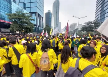 Ratusan mahasiswa membubarkan diri usai demo di depan UOB Jakarta Pusat setelah akses menuju Bundaran HI dibatasi aparat.