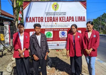 Mahasiswa KKN Universitas Muhammadiyah Kupang Renovasi Papan Nama Kantor Kelurahan Kelapa Lima
