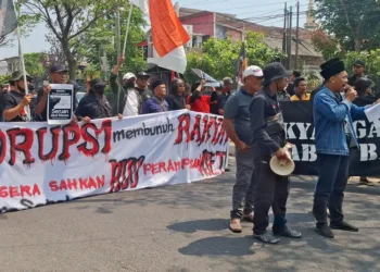 Sidang Sudewo di Pengadilan Tipikor Semarang memanas, massa APB dan POS saling berhadapan hingga nyaris bentrok sebelum dipisahkan polisi.