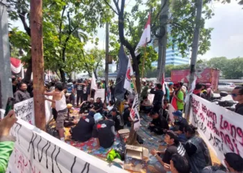 Jelang aksi 27 Agustus 2026 di depan DPR RI, massa mulai menyiapkan spanduk, atribut, makanan, dan air mineral.