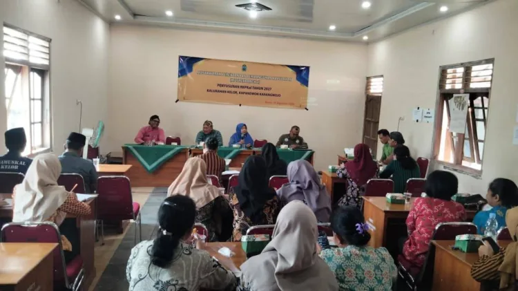 Kalurahan Kelor Gelar Musrenbangkal 2026, Fokuskan Pembangunan Berbasis Aspirasi Masyarakat dan PSN 1 Kepala Jawatan Kemakmuran Kapanewon Karangmojo Suswati Rahayu memberikan sambutan pada Musrenbangkal Kelor.