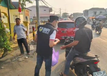 Ketua DPD KNPI HSU Shaleh Maulana memberikan masker gratis untuk masyarakat.