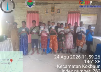 Foto bersama penerima bantuan bibit jagung.