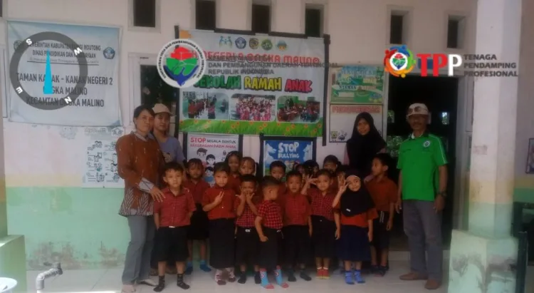 Tingkatkan Kualitas Pendidikan, TK Negeri 2 Ongka Malino Terapkan Program Sekolah Ramah Anak 1 Tutor PAUD bersama anak didik.