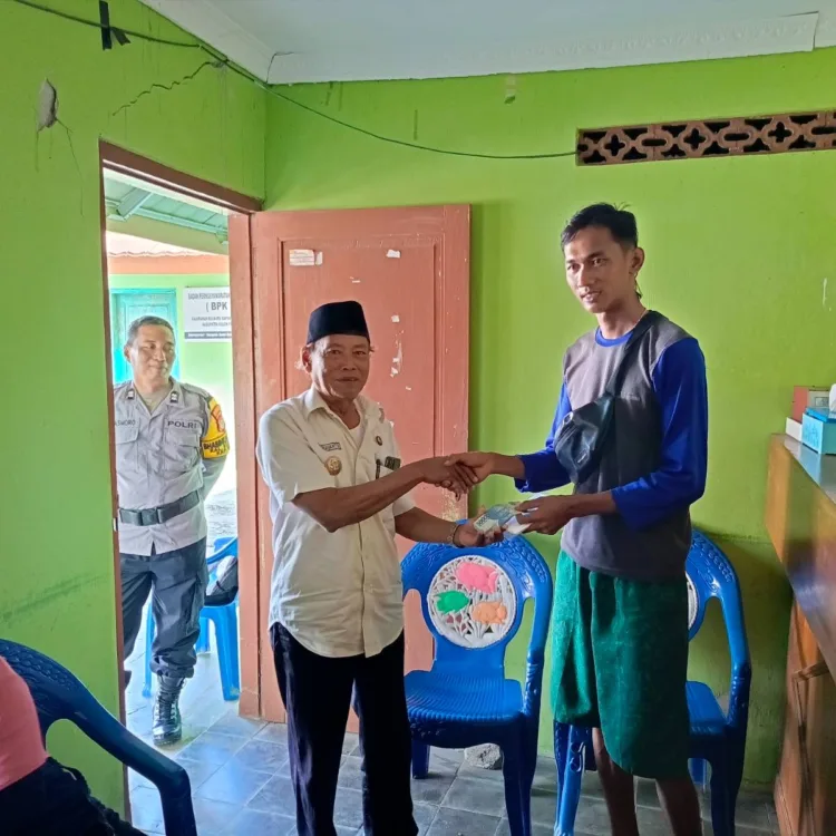 Pemdes Kulwaru Salurkan BLT Dana Desa Triwulan III kepada Tujuh Keluarga Penerima Manfaat 1 Penyaluran BLT Triwulan III