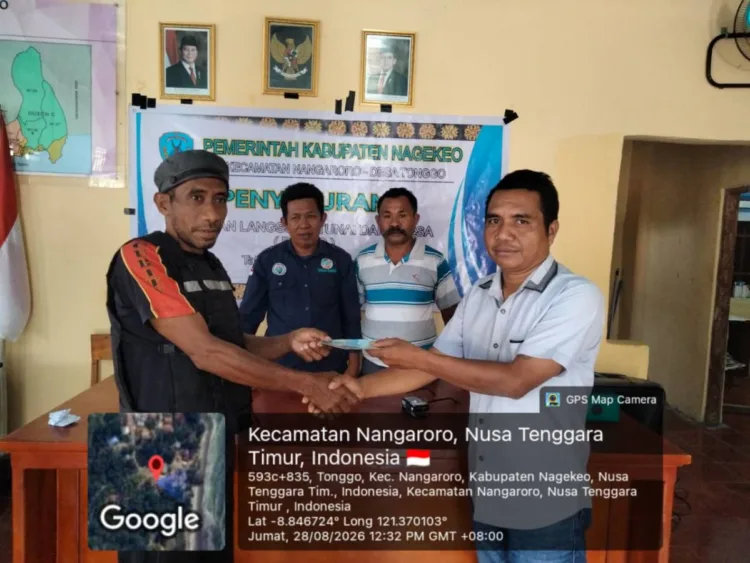 Pemdes Tonggo Percepat Penyaluran BLT Dana Desa Tahap III di Tengah Dampak Gempa Bumi Flores 1 Penyerahan BLT Tahap 3,kepada masyarakat.