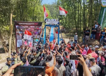 Bupati Jember Gus Fawait meresmikan Jembatan Lembung Lanjheng di Jelbuk hasil kolaborasi Pemkab, warga, dan CSR.