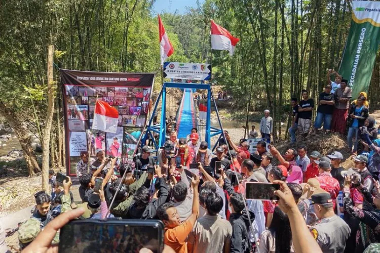 Bupati Jember Gus Fawait meresmikan Jembatan Lembung Lanjheng di Jelbuk hasil kolaborasi Pemkab, warga, dan CSR.