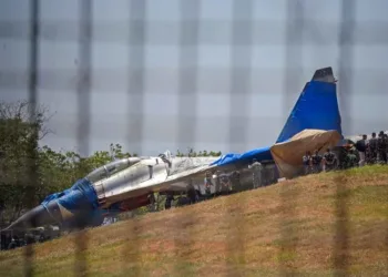 Jet tempur Sukhoi Su-30MK2 TNI AU tergelincir keluar landasan di Bandara Hasanuddin setelah sistem rem bermasalah saat uji terbang.