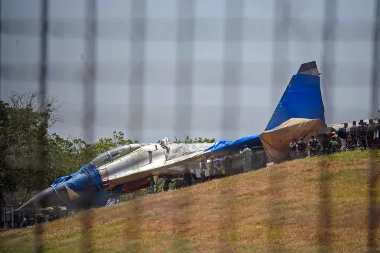 Jet tempur Sukhoi Su-30MK2 TNI AU tergelincir keluar landasan di Bandara Hasanuddin setelah sistem rem bermasalah saat uji terbang.