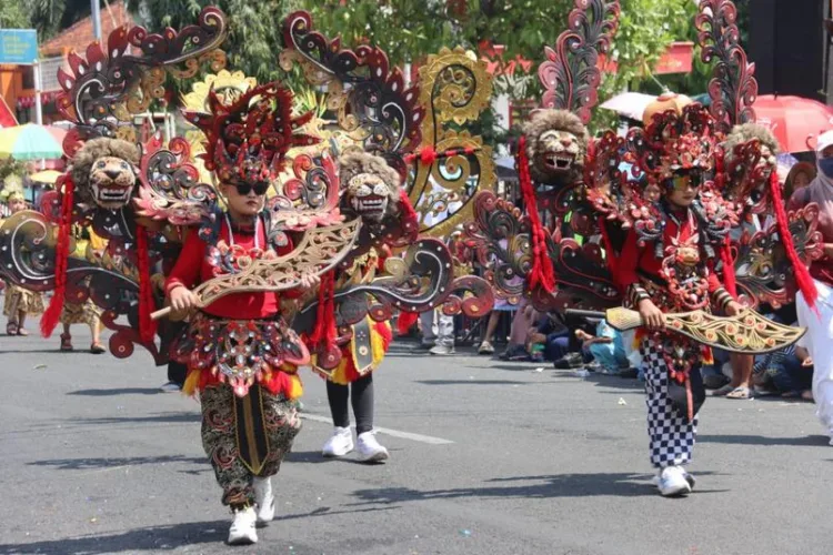 Wabup Blora Sri Setyorini lepas Pawai Pembangunan 2026 yang diikuti 46 kontingen pelajar dan atraksi 300 barongan asal Bandung serta barongsai Surabaya.