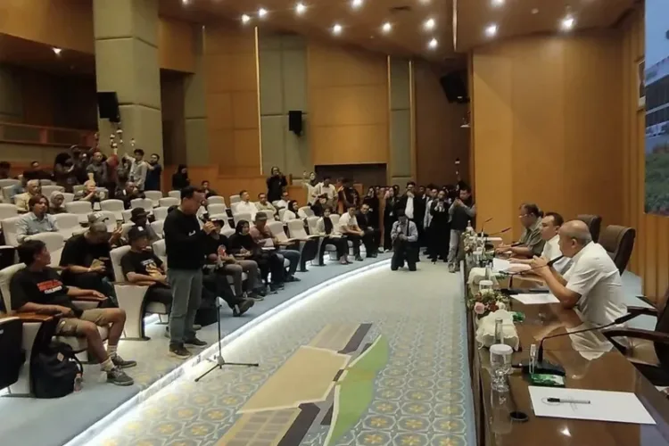 Koordinator AMPB Botok mendesak pimpinan DPR mundur jika RUU Perampasan Aset tak disahkan paling lambat 15 Desember 2026.